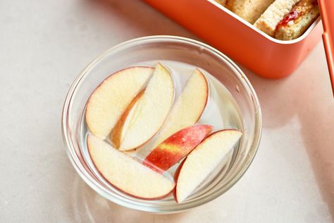 How to Keep Apple Slices Fresh with Salt Water Mix 1/2 teaspoon kosher salt into 1 cup of cool water until dissolved. Add your sliced apples and soak for about 10 minutes. Drain the apples and store in an airtight container for up to a week. Tips from The Kitchn Soaking Apples In Salt Water, Apples In Salt Water, Keep Apple Slices From Browning, Keep Apples From Browning, Sliced Apple, Sliced Apples, Fruit Tray, Apple Slices, School Lunch