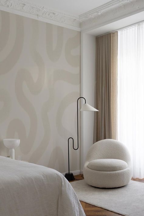 Contemporary Wallpaper Bedroom, Interior Wall Painting Ideas Bedroom, Beige Aesthetic Wallpaper Bedroom, Funky Neutral Bedroom, One Wall Wallpaper Bedroom Ideas, Organic Modernism Interior, All Beige Bedroom, Fashion Designer Bedroom Ideas, Room Wallpaper Design Bedrooms