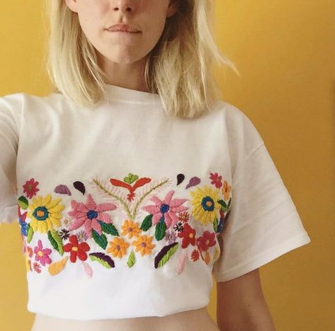 Embroidered Tshirt Ideas, Embroidery On White Shirt, Embroidery On Tshirt, Tessa Perlow, Embroidery Tshirt, Diy Vetement, Estilo Hippie, Pola Sulam, Embroidery On Clothes