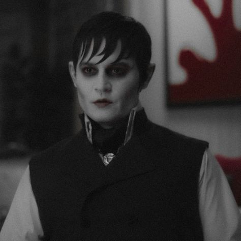 𝑫𝒆𝒑𝒑𝒉𝒆𝒂𝒅Ꮼ Tim Burton Dark Shadows, Dark Shadows Aesthetic, Tim Burton Eyes, Johnny Depp Dark Shadows, Journaling Photos, Dark Shadows Movie, Gothic Movies, Barnabas Collins, Vampire Aesthetic