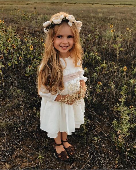 Boho style for a stroll in the fields! @balabekova.k . O estilo boho para um passeio pelo campo! @balabekova.k Bohemian Kids, Wedding Photography Family, Boho Kids, Future Family, Photography Family, Family Kids, Trendy Wedding, Estilo Boho