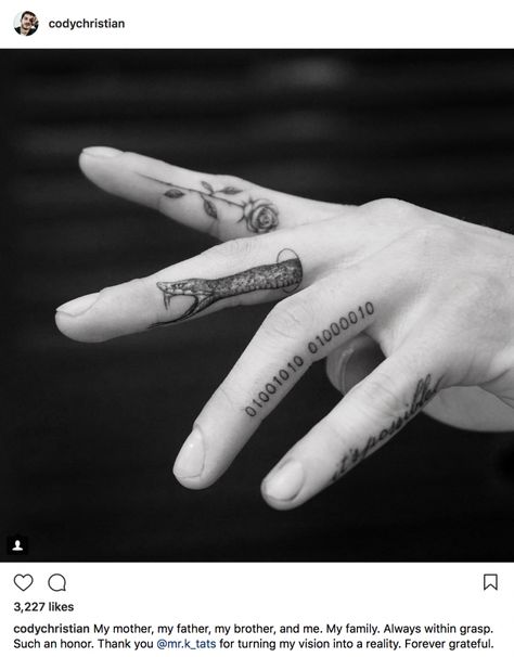 Finger Snake Tattoo, Side Finger Tattoos, People With Tattoos, Herren Hand Tattoos, Middle Finger Tattoos, Finger Tattoo For Women, K Tattoo, Snake Tattoo Design, Handpoke Tattoo