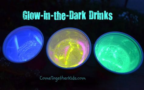 Glow in the dark drinks - perfect for Halloween movie night! Super fun and easy glow in the dark drinks. Glow In The Dark Drinks, Dark Drinks, Hallowen Ideas, Halloween Party Snacks, Activities For Boys, Glow Party, Neon Party, Glow Sticks, Free Halloween