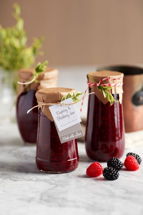 Spiced Blackberry Raspberry Jam - these would make fantastic holiday gifts @driscollsberry #blackberryjam #jam #jelly Jam Packaging, Jar Of Jam, Fruit Packaging, Blackberry Jam, Berries Recipes, How To Make Jam, Vegetable Drinks, Homemade Jam, Jam Jar