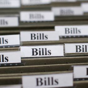 This is a guide about organizing your bills. It is easy to forget to pay a bill when it gets mixed up with junk mail.  With a system for organizing bills, you will always get your bills paid on time. Organizing Bills, Bills Paid, Bills Budget, Paper Clutter Organization, Bill Organization, Paper Clutter, Dream Office, Home Budget, Junk Mail