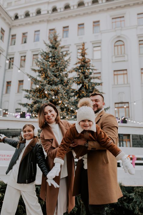 Holiday Outfits Photoshoot, Family Christmas Pictures Downtown, Outside Christmas Photoshoot Family, Christmas Outdoor Outfits, City Christmas Photoshoot Family, Nyc Christmas Family Photo, Modern Christmas Family Photoshoot, Editorial Christmas Photoshoot Family, Christmas Outfit Ideas Family