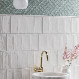 Subway Tile Patterns Bathroom, Vertical Subway Tile Bathroom, Brick Tiles Bathroom, Metro Tiles Bathroom, Textured Subway Tile, White Subway Tile Bathroom, Subway Tile Patterns, Subway Tile Design, Brick Bonds