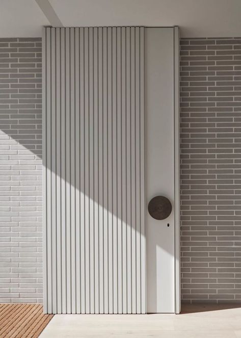 A void within the main entrance of the building acts as not only a connecting pivot point between the upper and lower levels but also a light well to direct light throughout the whole home, further reinforcing the connections between the home’s interior and exterior spaces. The neutral material and colour palettes allow Collis’s detailing layers to shine. #doordesign #door #stylishdoor #woodendoor #familyhome #brickwalls #homedesign #homegoals #archdaily #architecture #homeinspo Garage Door Patio, Modern Entrance Door, Main Entrance Door Design, Main Entrance Door, Doors Interior Modern, Entrance Door Design, Door Design Modern, Door Design Interior, Main Door Design