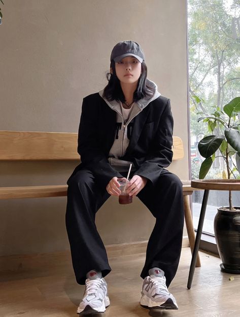 Boyish Winter Outfits, Korean Street Fashion Women Oversized, Boyish Outfits Winter, Lisa Boyish Style, Worker Jacket Outfit Women, Casual Boyish Outfits, Korean Boyish Outfit, Boyish Style Outfits, Winter Outfits Tomboy