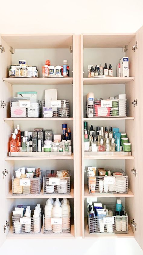 Beauty Cabinet, Penyimpanan Makeup, Medicine Cabinet Organization, Desain Pantry, Medicine Organization, Beauty Organization, The Home Edit, Beauty Storage, Personal Care Products