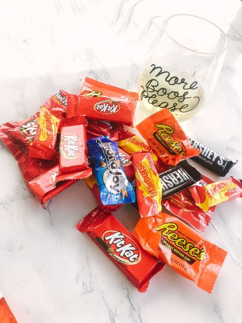 Wine & Halloween Candy pairing guide. What wines to drink with each Halloween candy. How to have a fun and spooky Halloween. Wine Paring, Wine Halloween, Halloween Invite, Wine Pairing, Halloween Candy, Spooky Halloween, Chip Bag, Liquor, Halloween Party