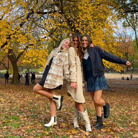 Fall Trio Photoshoot, Fall Girls Trip Aesthetic, Fall Photoshoot Friends Group, Cute Fall Pictures With Friends, Fall Friend Pictures, Fall Friends Photoshoot, Fall Pictures Friends, Group Of 8 Friends, Fall Friends Aesthetic