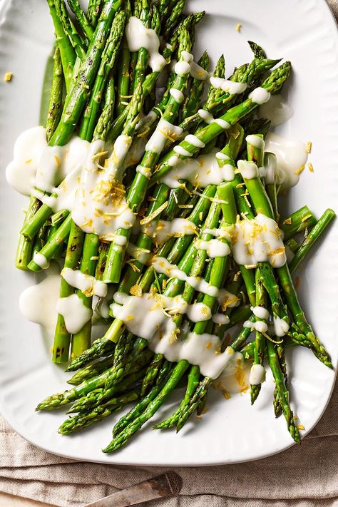 Add a healthy serving of veggies to your spread of Passover food by serving grilled asparagus drizzled with toum, a creamy Middle Eastern sauce. #passover #holidayrecipes #passoverrecipes #passoverideas #passoverdinner #bhg Easter Pasta Salad, Easter Dinner Side Dishes, Potato Skins Appetizer, Easter Dinner Sides, Easter Salad Recipes, Easter Side Dishes Recipes, Easter Salad, Easter Sides, Brunch Sides