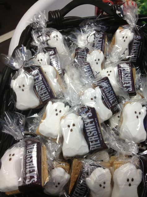 Ghost Peep Smores, Halloween Treat Alternatives, Ghost Marshmallow Treats, Spooky One First Birthday Party Favors, Ghost Peeps Smores, Ghost Themed Snacks, Ghost Treats For Kids, Spooky One Party Favors, Ghost Party Favors