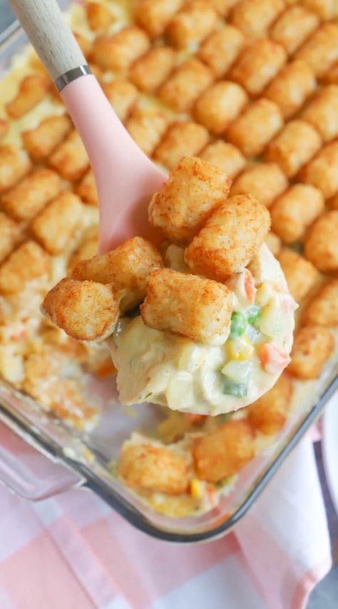 his Tater Tot Chicken Pot Pie is AMAZING! One of my favorire recipes with all the classic pot pie flavor but done in a new way. Tater Tot Chicken Pot Pie Pioneer Woman, Tater Tot Chicken Pot Pie, Biscuit Chicken Pot Pie, Tater Tot Recipes, Pot Pie Casserole, Tater Tot Casserole Recipes, Chicken Pot Pie Casserole, Freezer Dinners, Tater Tot Casserole