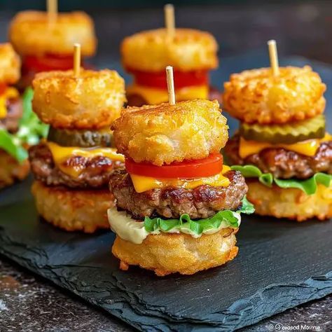 Mini Cheeseburger, Burger Bites, Tater Tot Recipes, Mini Burgers, Tater Tots, Mini Foods, Cookbook Recipes, Yummy Appetizers, Tater Tot