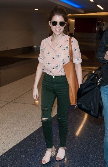 Love Anna Kendrick's casual travel style. #TravelOutfit #MyShopStyle #SpringStyle Anna Kendrick Outfits, Anna Kendrick Style, Brittney Snow, Outfit Collection, Celeb Fashion, Mandy Moore, People Watching, Anna Kendrick, Pitch Perfect