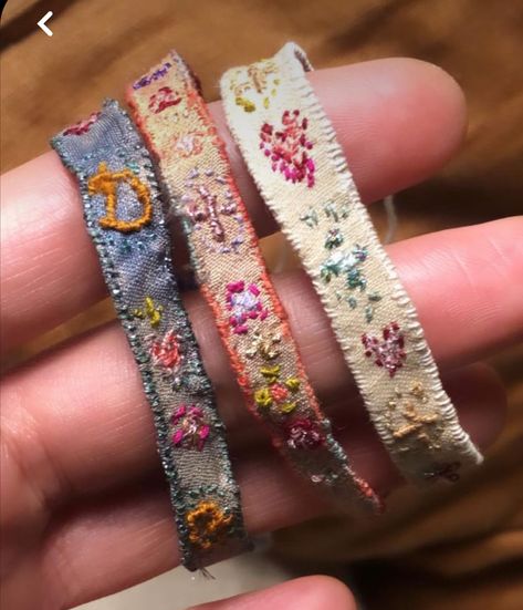 Embroidered Bracelet Diy, Embroider Bracelet, Embroided Bracelet, Fabric Bracelets Diy, Hippie Embroidery, Thread Accessories, Embroidery Bracelet, Instagram Song, Ribbon Bracelet