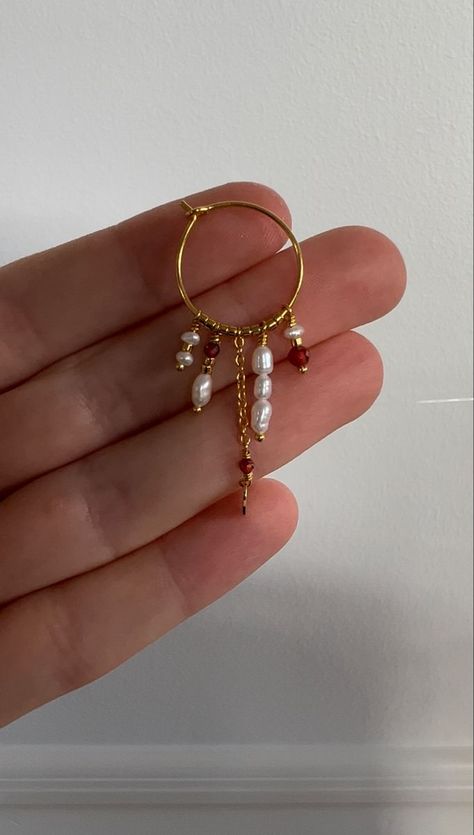 Homemade Jewelry Aesthetic, Homemade Gold Jewelry, 2024 Jewelry Trend Forecast, Self Made Jewelry, Diy Gold Jewelry, Earring Logo, Homemade Jewelry Ideas, Small Beaded Earrings, Trendy Jewelry Ideas