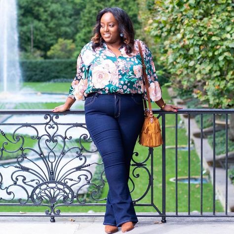 Tinsaye | Petite Plus Style on Instagram: "I haven’t worn bootcut denim in SO long I forgot just how much I love the fit. These @levis Denizen high rise bootcut jeans from @target have my legs looking so long! I look like a solid 5’5 here 🤣😂 I was feeling the 70’s vibes with this top from @jcpenney and fringed bag from @hsn. I only have one request of the fashion world: Bring back all the different denim styles just leave low rise jeans in the past please 😉 #allatjcp #target #targetstyle # Plus Size Bootcut Jeans Outfits, Flare Jeans Outfit, Plus Style, High Rise Bootcut Jeans, Target Style, Boot Cut Denim, Jeans Outfit, Long I, Fashion World