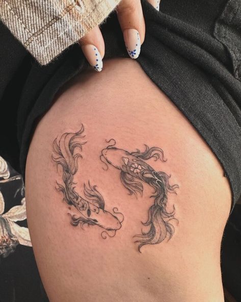 20 Absolutely Stunning Thigh Tattoos For Women Tattos For Guys, Dragon Thigh Tattoo, Thigh Tattoos For Women, Goldfish Swimming, Goldfish Tattoo, Swimming Tattoo, Pisces Tattoos, Koi Fish Tattoo, Thigh Tattoos