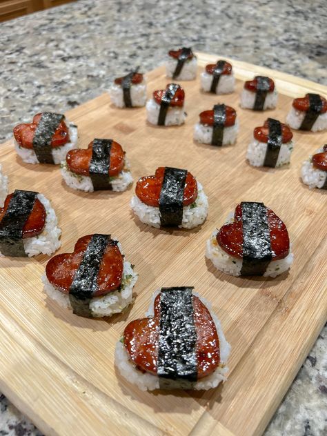 Heart Spam Musubi, Heart Foods Shaped, Cute Lunch Ideas For Boyfriend, Food For Boyfriend, Grunge Food, Musubi Recipe, Spam Musubi, Kawaii Cooking, Heart Food