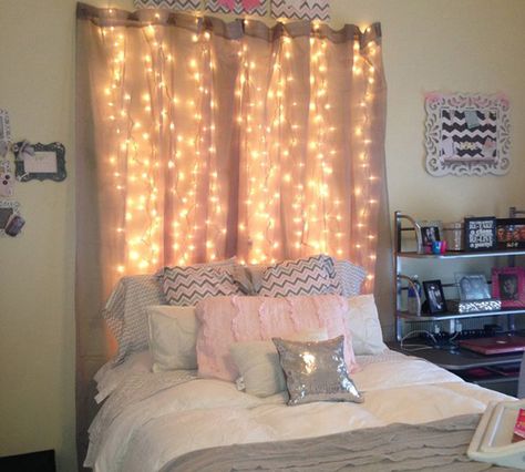 15 DIY Curtain Headboard With Christmas Lights Bedroom With Lights, Zimmer Diy, Bilik Tidur, Girl Bedroom Designs, Teen Room Decor, घर की सजावट, Stil Inspiration