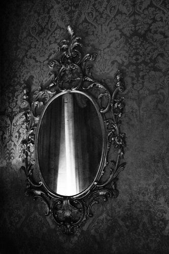 Here's a How to Make a Scrying Mirror Guide [Essential Tips] Dark Queen Aesthetic, Dark Royalty, Photography Artistique, Gothic Mirror, Camera Tattoos, Studio Vibes, Dark Mirror, Scrying Mirror, Old Mirror