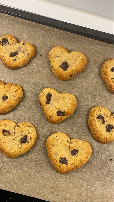 Dessert For Boyfriend, Baking For Boyfriend, Cookies For Boyfriend, Baking With Boyfriend, Heart Shaped Cookies Valentines, Cookies Heart Shaped, Aesthetic Cookies, Cookies Valentines Day, Valentines Day Dessert