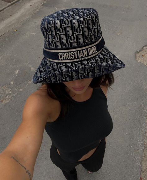 Dior Bucket Hat Outfit, Dior Bucket Hat, Sarah Ashcroft, Bucket Hat Outfit, Bucket Hat Fashion, Hat Outfit, Outfits With Hats, Basic Outfits, Hat Fashion