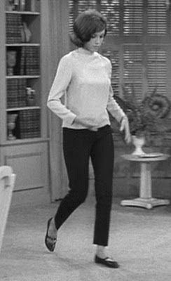 st. leg crops = perfect ;) 1960s Fashion Pants, Laura Petrie, 1960s Looks, Tv Moms, Mary Tyler Moore Show, Tyler Moore, Mary Tyler Moore, 1960s Fashion, Red Wool