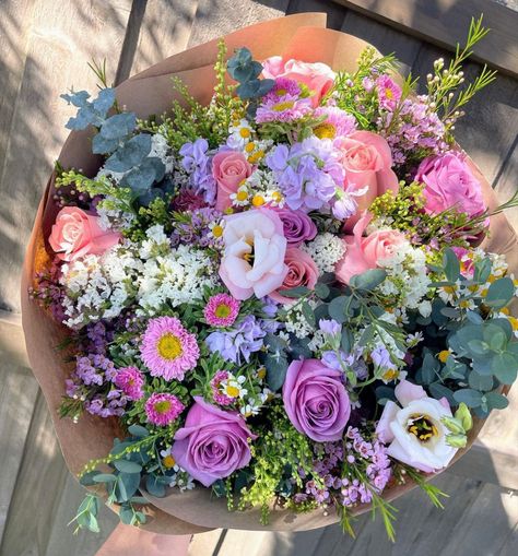 Bouquet Of Flowers Spring, Aesthetic Floral Bouquet, Beautiful Bouquet Of Flowers Birthday Floral Arrangements, Cute Simple Flower Bouquet, Most Beautiful Flower Bouquet, Random Flower Bouquet, Pale Pink Flower Arrangements, Different Kinds Of Bouquets, Different Flowers Bouquet