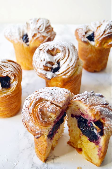 Blueberry Cruffins, Cruffin Recipe, Breakfast Pastries, Blueberry Muffins, Pastry Recipes, Cakepops, Puff Pastry, High Tea, Croissant