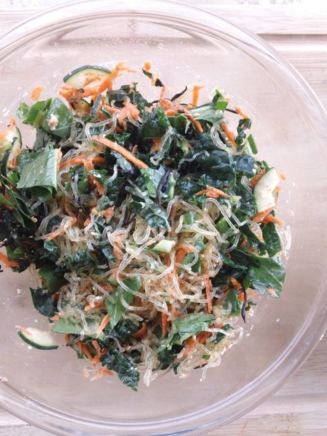 How to Use Kelp Noodles + the Best Kelp Noodle Salad Recipe - Vibrant Wellness Journal Recipes With Kelp Noodles, Kelp Noodle Salad, Paleo Noodles, Kelp Noodles, Noodle Salad Recipes, Gluten Free Noodles, Marinara Sauce Homemade, Vegan Chef, Wellness Journal