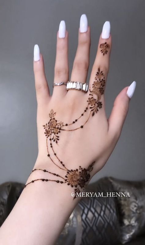 Henna Bts, Dainty Henna, Hina Design, Henna Tattoo Design, Mehndi Bridal, Cute Henna Designs, Inai Pengantin, Henna Designs Wrist, Mehndi Outfits