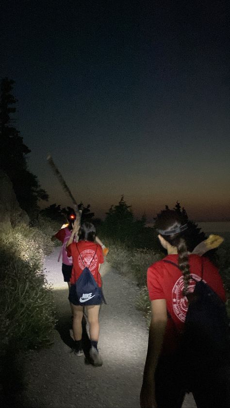 Night Hike Aesthetic, Hike With Friends, 2024 Activities, Plot Activities, Friends Exploring, Night Hike, Plot Ideas, Hiking With Friends, Group Camping