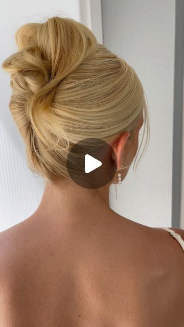 Niki Taylor - Bridal + Editorial Hairstylist on Instagram: "Finalé bride of 2023🔥.. and we went out with classy and chic!   Our final moments of 2023 finessing the face framing and placing the veil.. how spectacular, WHAT A YEAR!!  NEW @natalieannehaircare SOFT SHAPING TEXTURE MIST.. im obsessed!  Then locking it in with my holy grail @originalmineral ORIGINAL QUEENIE HAIRSPRAY  Just a good big barrelled Blow out with GHD HELIOS and swept up into a classic twist! GHD CREATIVE CURL WAND on the face frame @ghdhair_anz @ghdhair @ghdpro_anz 💫 I really admire this hairstyle choice for the #2024bridetobe !   Professional Noosa hairstylist for the modern bride, Book your 2024 | 2025 wedding date today!  WWW.SASSANDNIKI.COM  #modernweddinghair #ghdstylesquad #noosahairdresser #haireducation #bri French Twist With Veil, Ghd Creative Curl Wand, Modern French Twist, Ghd Helios, French Twist Tutorial, Curl Wand, Modern French Twists, 90s Hair, Ghd Hair