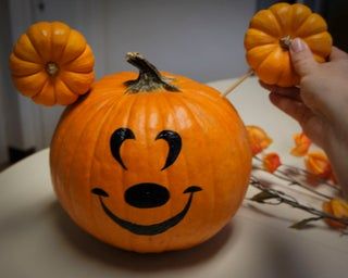 Disney Pumpkins, Halloween Time At Disneyland, Disney Fall, Disney Halloween Decorations, Dead Costume, Mickey Halloween Party, Mouse Pumpkin, Contest Ideas, Disney Pumpkin Carving