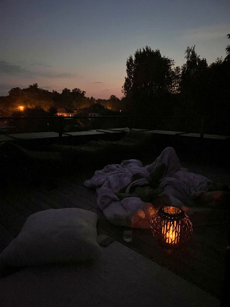 star gazing, warm night, couple, couple goals, night aesthetic, aesthetic couple, date, cozy, bed, rooftop Star Gazing Rooftop, Roof Date Aesthetic, Aesthetic Stargazing Date, Star Gazing Party Ideas, Cozy Date Aesthetic, Star Gazing Picnic, Star Watching Date, Star Gazing Date Aesthetic, Rooftop Stargazing Aesthetic