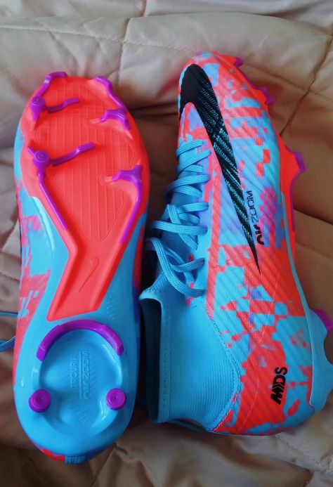 Bright Soccer Cleats, Soccer Cleats Aesthetic, Custom Football Cleats, Womens Soccer Cleats, Cool Football Boots, Best Soccer Cleats, Best Soccer Shoes, Soccer Accessories, Lacrosse Cleats