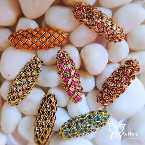 Customised Kundan Saree Pins ✨ DM/Whatsapp to 8015796936 for enquires and orders #kundanjewellery#saree#sareepin#kundan#silkthread#accessories#explore#explorepage#asthraartistry#instagood#trending Saree Pins, Wool Crafts, Kundan Jewellery, Saree, Wool, Pins, Quick Saves