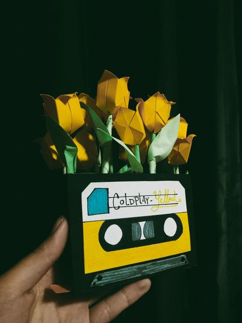 Amarillo, caset de Coldplay y tulipanes de origami Manualidades Aesthetic, Paper Art, Diy And Crafts, Origami, Memes, Gifts, Art