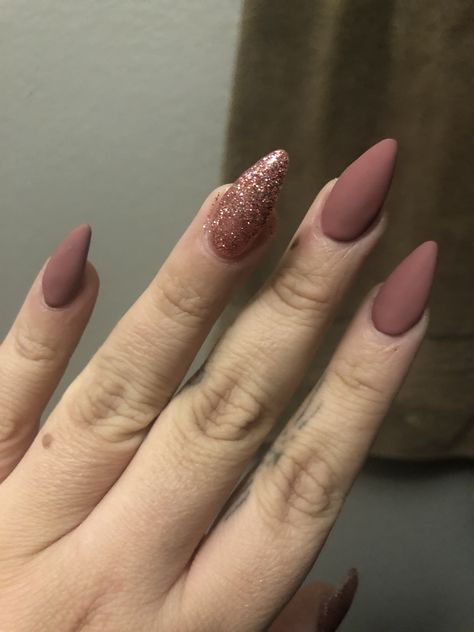 Matte tan nails with pink glitter Matte Mauve Nails With Glitter, Matte Neutral Nails With Glitter, Rose Gold Matte Nails, Matte Dusty Rose Nails, Matte Rose Nails, Dusky Pink Nail Designs, Dusty Rose Acrylic Nails, Blush Colored Nails, Dusky Rose Nails