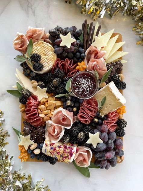 Nye Party Platters, Nye Cheese Board, Nye Snack Board, Nye Graze Board, Star Charcuterie Board Ideas, New Years Grazing Board, New Year’s Eve Cheese Board, Edible Charcuterie Board, New Year Cheese Board