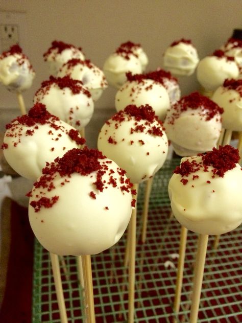 Red Velvet Cake Pops Wedding Red Velvet Cake, Red Velvet Cake Wedding, Cake Pops Aesthetic, Red Velvet Cake Aesthetic, Cake Pops Red Velvet, Red Velvet Cake Pops Recipe, Bachlorette Cakes, Red Cake Pops, Cheesecake Cake Pops