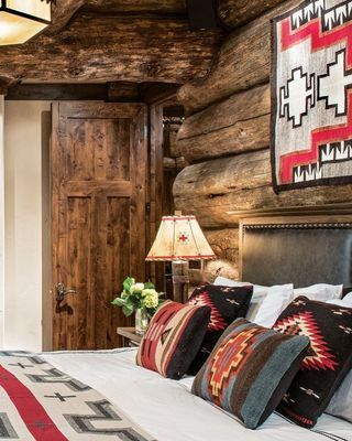 Log Home Bedroom, Log Cabin Bedroom, Home Bedroom Design, Cabin Interior Design, Log Cabin Interior, Cabin Bedroom, Home Decor Ideas Bedroom, Southwestern Home, Log Cabin Decor