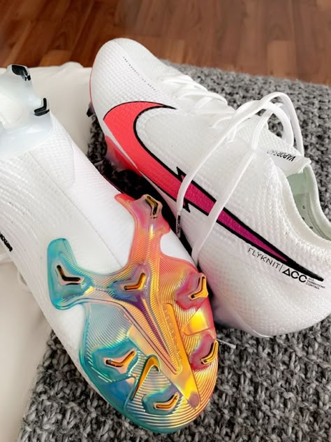 Pretty Soccer Cleats, Cleats Aesthetic, Custom Football Cleats, Womens Soccer Cleats, Cool Football Boots, Best Soccer Cleats, Best Soccer Shoes, Muka Lelaki, Nike Football Boots