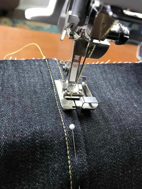 Sewing Seams, Flat Felled Seam, Sewing Machine Basics, Sewing Machine Feet, Sewing Tutorials Clothes, Sew Ins, Couture Sewing Techniques, Techniques Couture, Couture Sewing