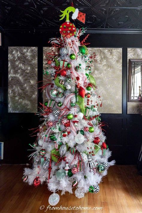 The white Grinch Christmas tree with the tree topper White Grinch Christmas Tree, Grinch Tree Topper, Christmas Tree Goals, Grinch Christmas Tree Topper, Grinch Tree, Christmas Tree Inspo, White Christmas Tree Decorations, Grinch Decorations, Grinch Trees