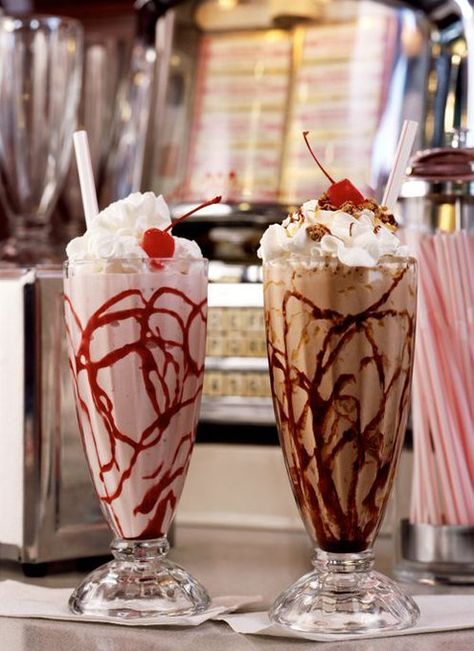 @ItsFoodPorn : Milkshakes. https://t.co/nfH5vDdpCI Diner Recipes, Retro Diner, American Diner, Chocolate Milkshake, Milkshake Recipes, Läcker Mat, Milk Shakes, Milkshakes, Frappe